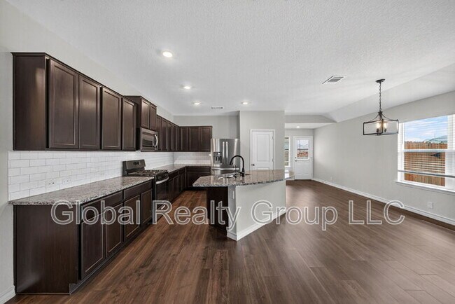Building Photo - 515 Diamond Shls
