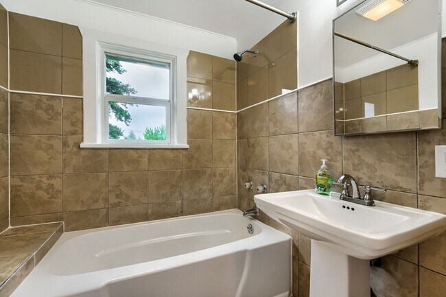 Building Photo - Bright & Charming 2bed/1bath + Mudroom Home in Tacoma!