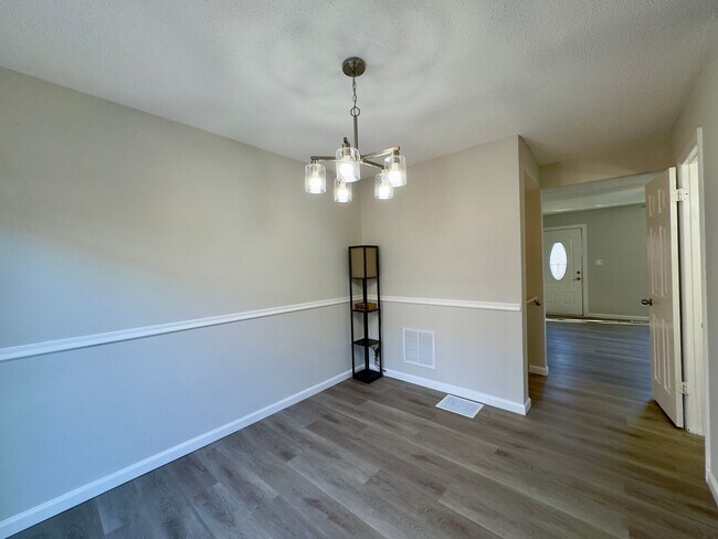 Building Photo - Charming 3 Bedroom/2.5 Bathroom in Parkville, MD!