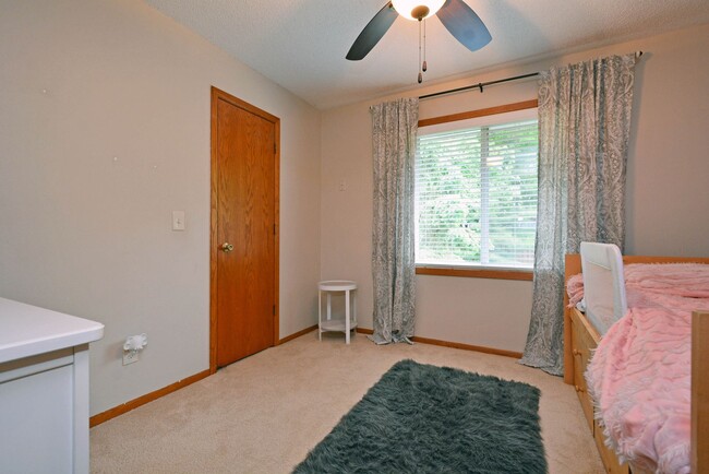 Building Photo - Spacious 3-Bedroom with Walkout and Fully Fenced Yard in Eagan