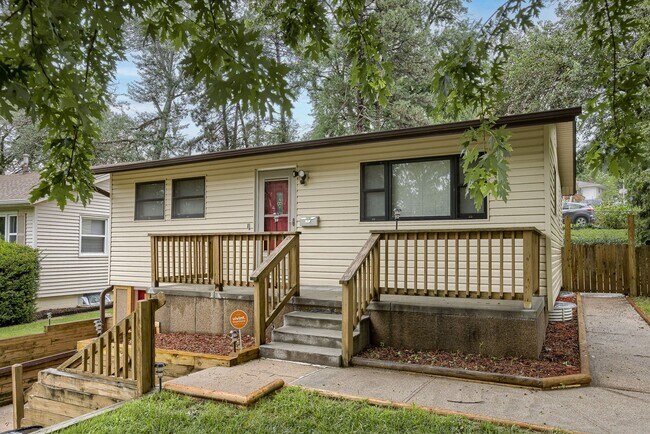 Building Photo - Charming 2 Bedroom With Bonus Room!!