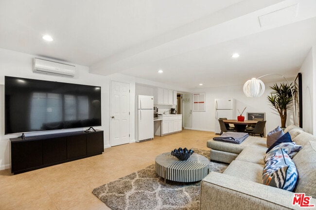 Building Photo - 917 N Curson Ave