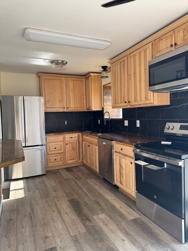 Building Photo - 660 Thistle Dr