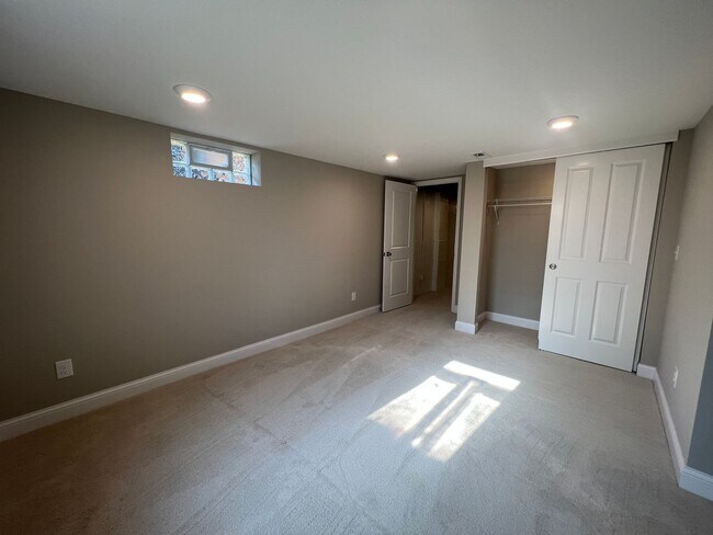 Building Photo - Renovated Spacious 4 Bedroom Home Available for Pre-Lease!