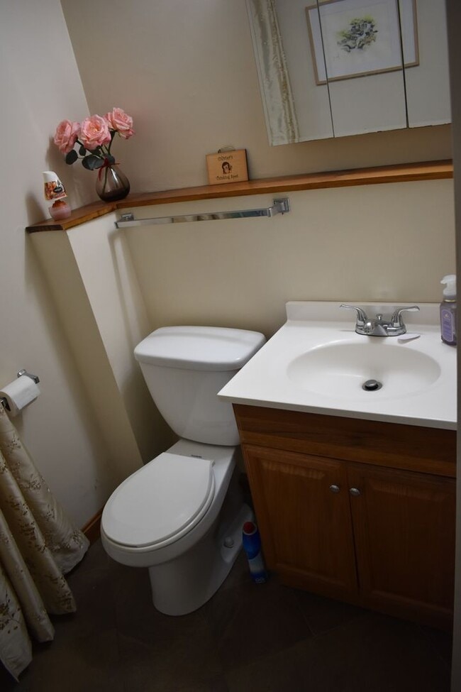 Building Photo - 25% off 1st months rent! Well maintained, 3 Bedroom single family home in lovely Westford neighbo...