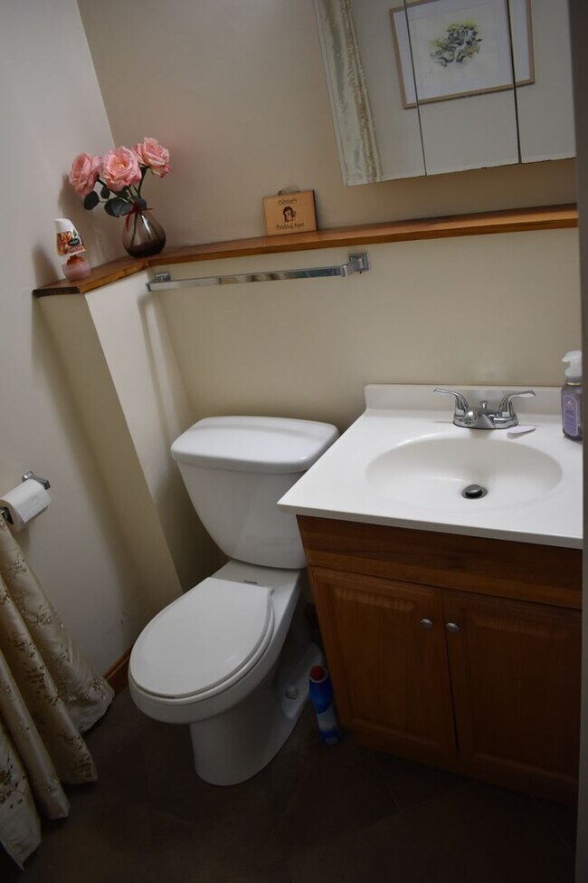 Building Photo - Well maintained, 3 Bedroom single family h...