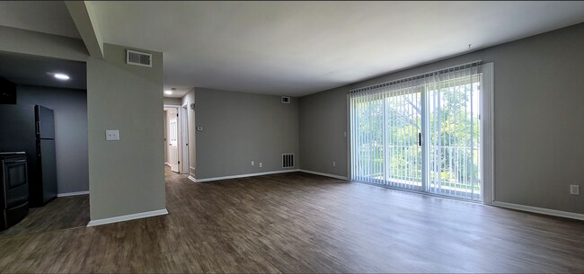 Building Photo - Spacious top floor  2 bedroom 1 bath Apart...