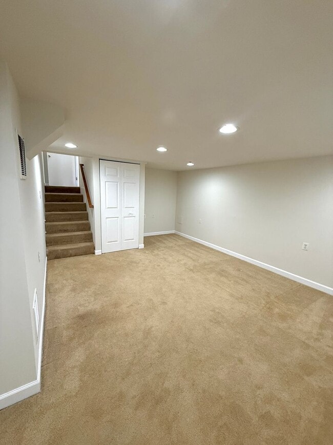 Building Photo - Bright & Spacious Home in the City