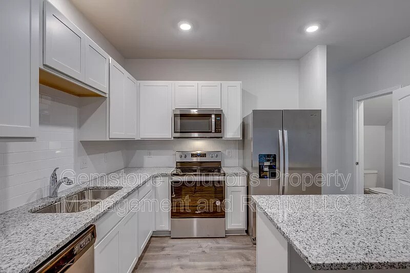 Building Photo - 608 Clifford Hts