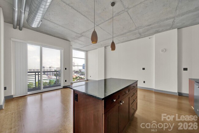 Building Photo - 505 E 6th St