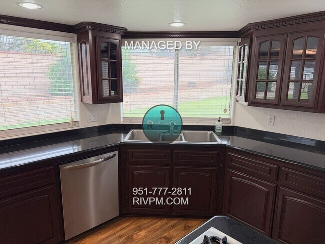 Building Photo - Single story large corner lot home in Jurupa Valley ready for move-in!