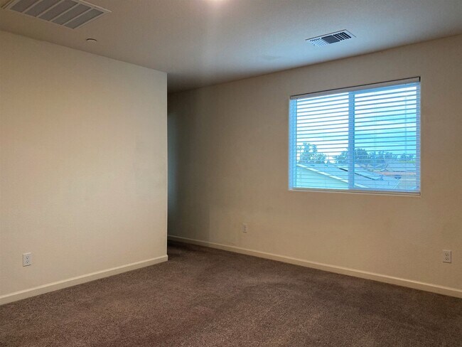 Building Photo - Spacious 4 bedroom/2 bath home waiting to ...