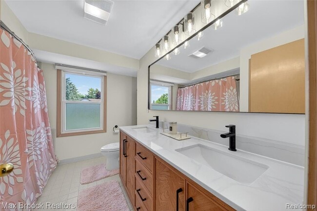 Building Photo - 30118 Kingsway Dr
