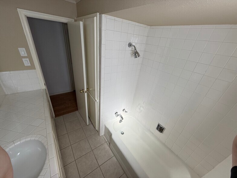 Building Photo - 8618 Baltimore Dr