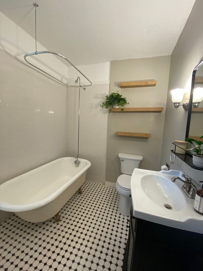 Building Photo - Updated 3 Bedroom home with modern amenities!