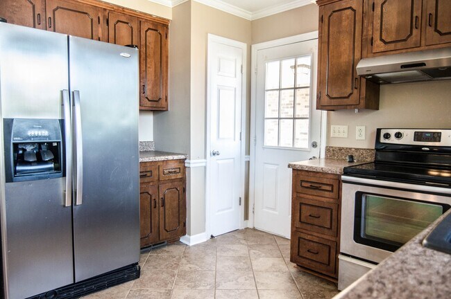 Building Photo - Three Bedroom in Sango!