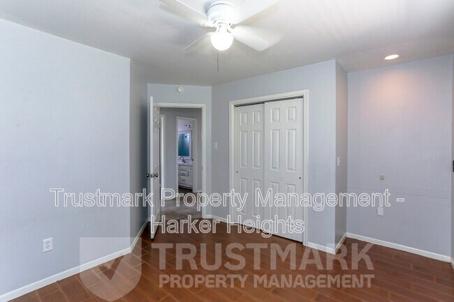 Building Photo - 320 Armadillo Ln