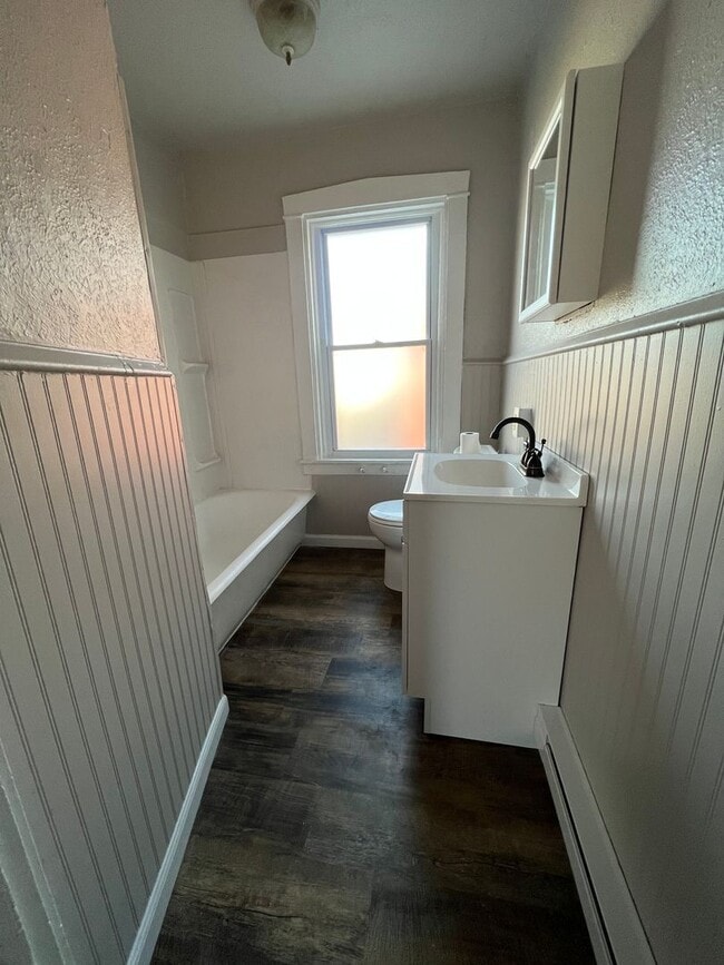 Building Photo - Remodeled 2BR house with courtyard