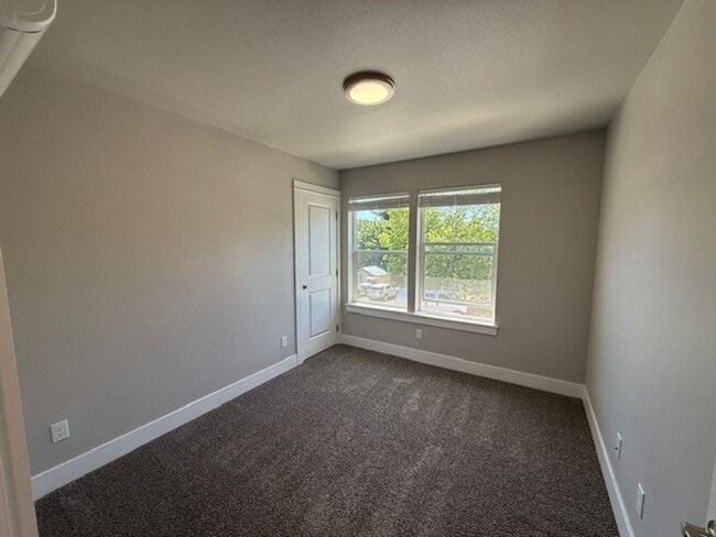 Building Photo - 3 Bedroom 2.5 Bath Townhouse!