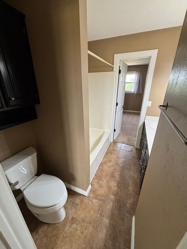 Building Photo - Large 3-Bedroom, 2-Bathroom Country Living Home In Tontitown!