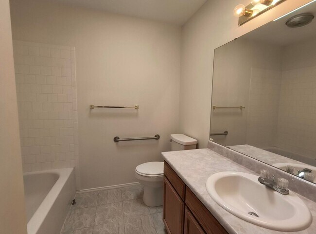Building Photo - Beautiful and Spacious 3 bedroom, 2 bath h...