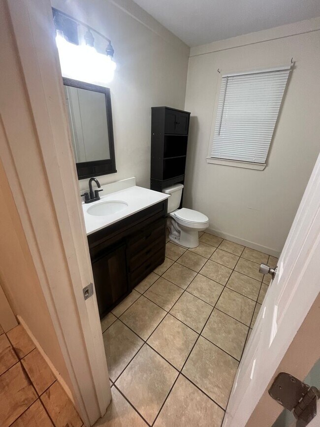 Building Photo - 3 Bed 1 Bath Brick Home