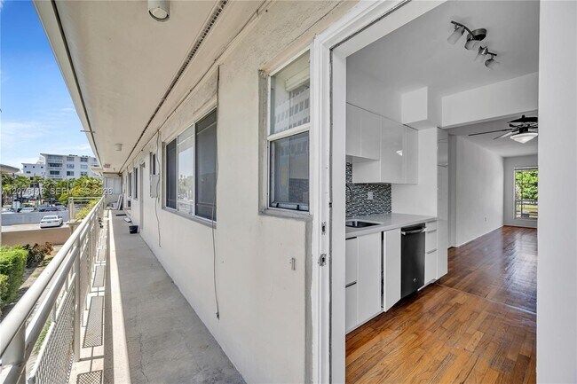 Building Photo - 800 W 42 St