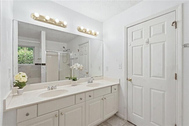 Building Photo - 575 Chandon Way