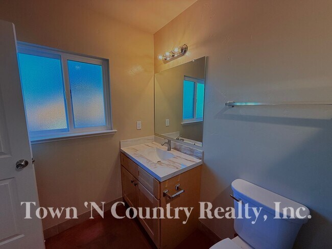 Building Photo - 1720 Cherokee Dr