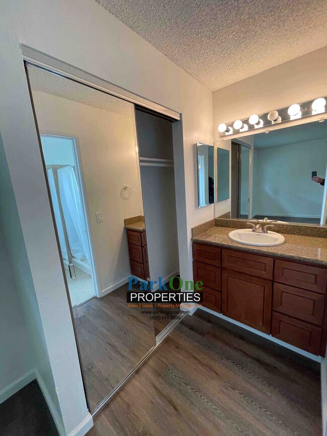 Building Photo - House With Paved Side Yard and Spacious Backyard in Pinole Now Available!!