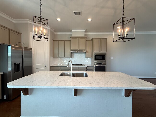 Building Photo - 2018 Royal Landing Dr