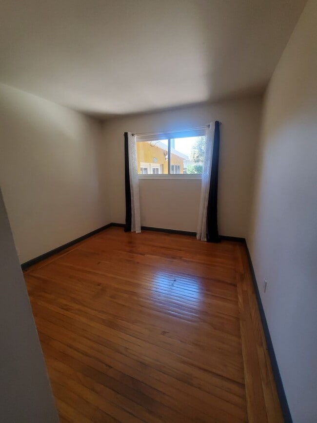 Building Photo - Single story 3/2 w/ large "extra" room & l...