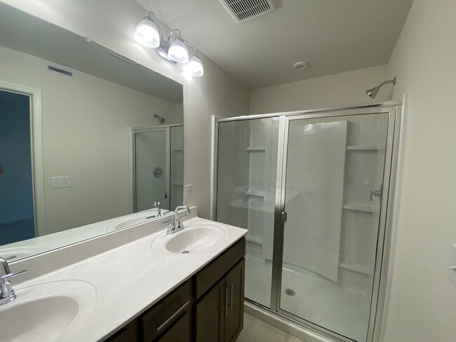 Building Photo - Brand New End Unit in Tulip Hills