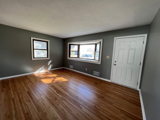 Building Photo - Single Family Home!