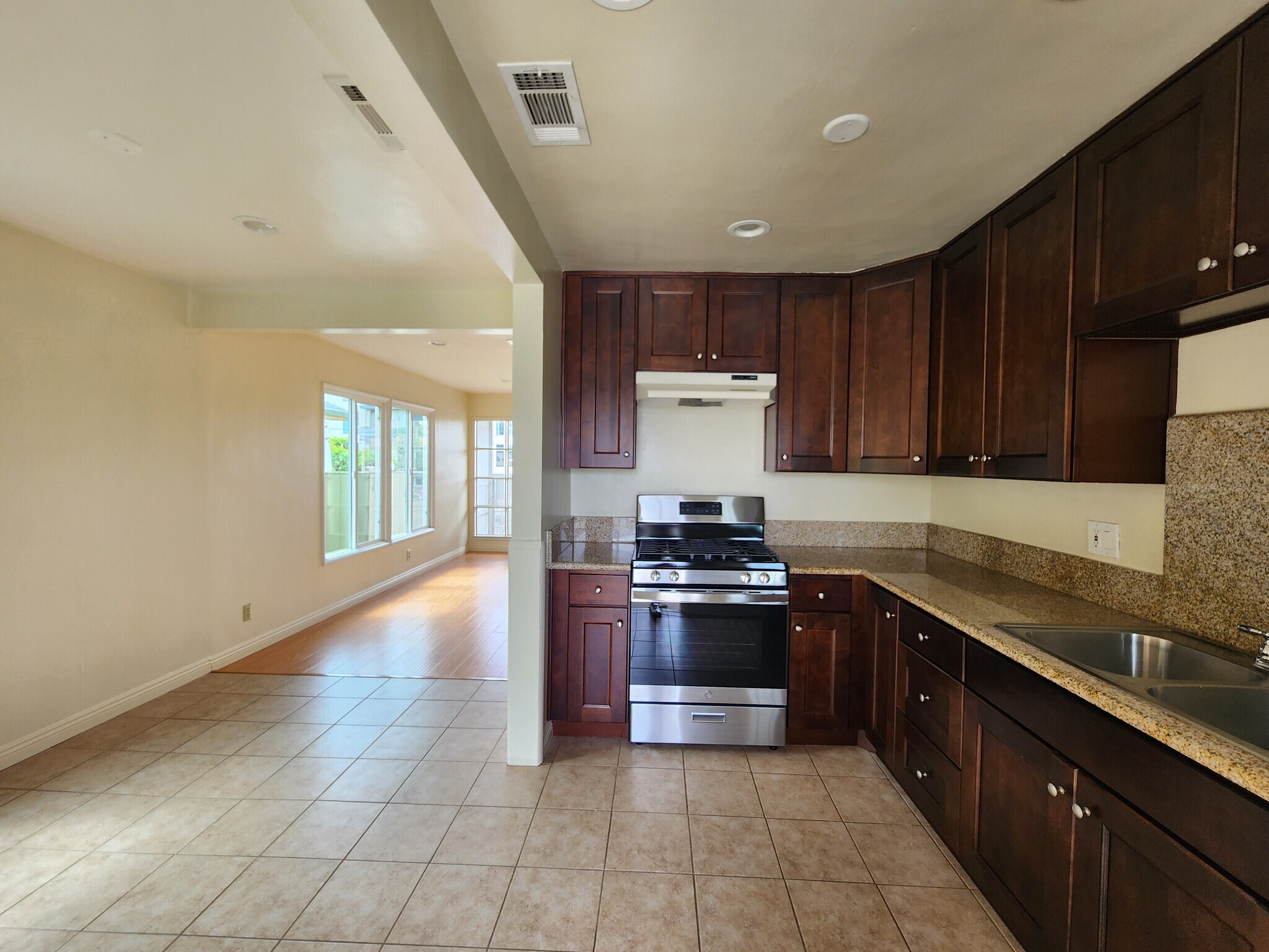 Building Photo - 5264 Cahuenga Blvd