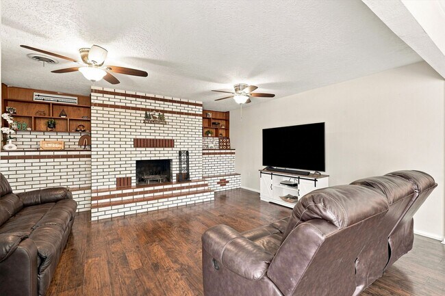 Building Photo - 3707 Comanche Rd NE