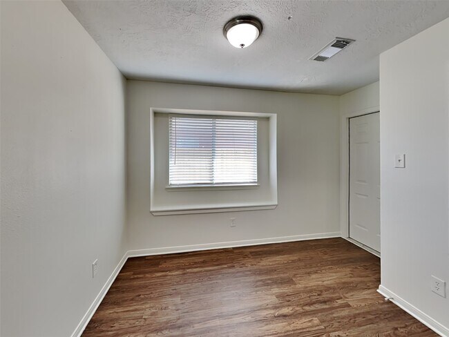 Building Photo - 16410 Tudor Point Ct