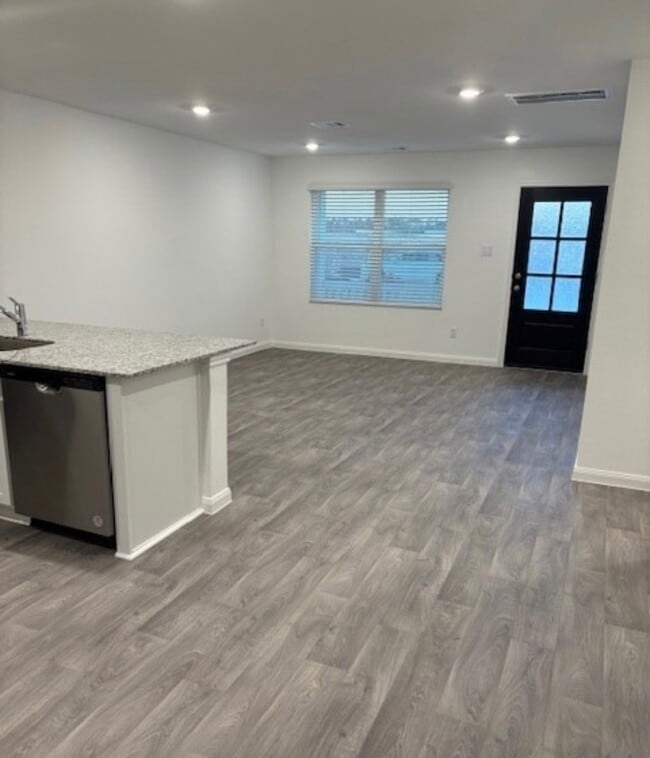 Building Photo - 14634 New Vlg Dr