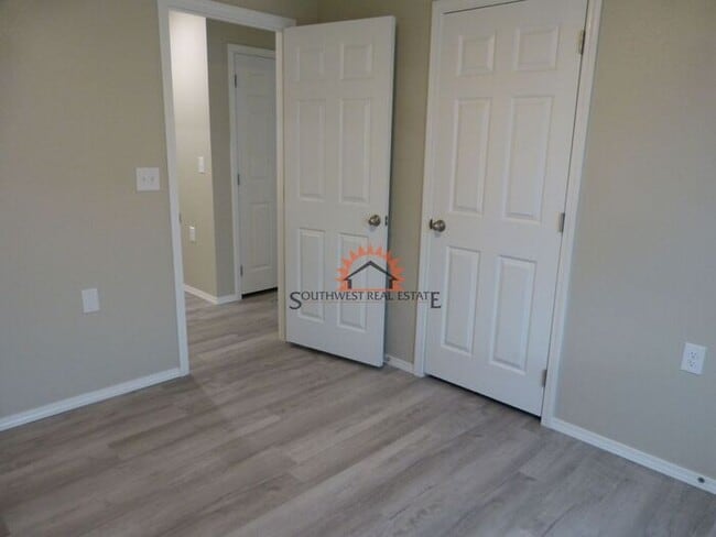 Building Photo - Modern 3 bedroom 2 bath apartment