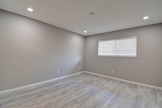 Building Photo - 1104 W Tri Oaks Ln