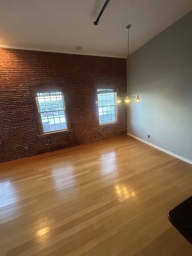 Building Photo - 1511 Main St