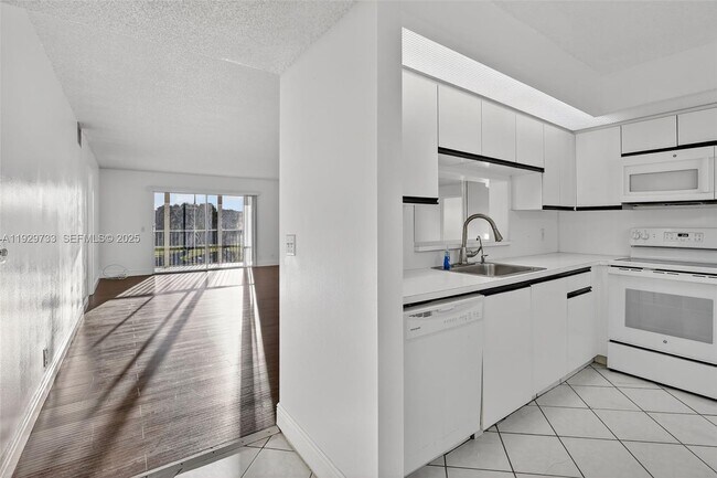 Building Photo - 900 SW 128th Ave