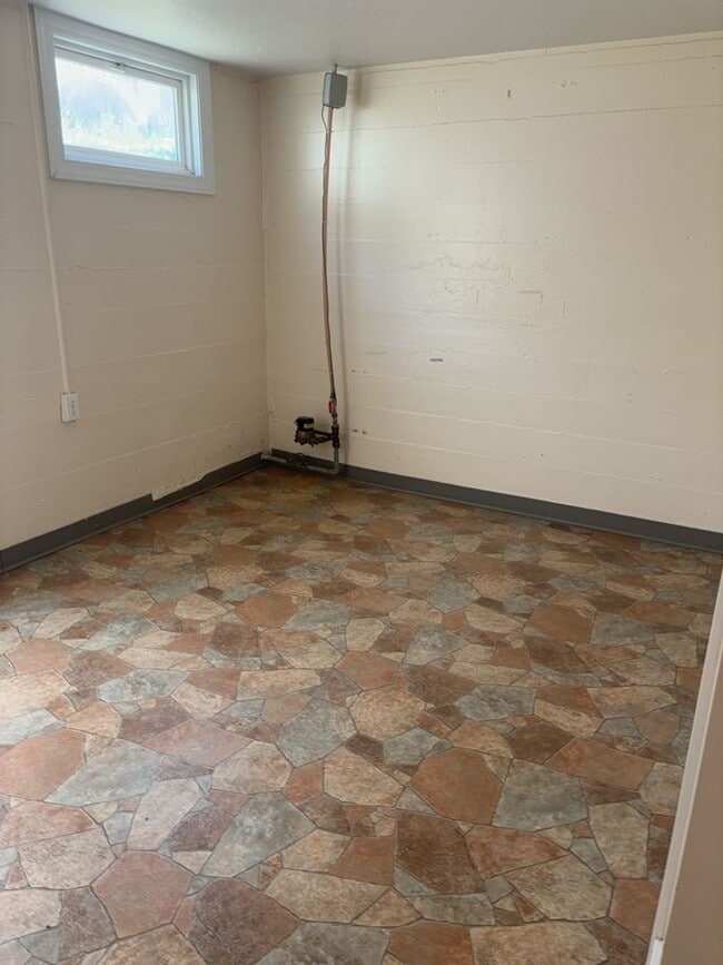 Building Photo - Charming Lower Rattlesnake Home