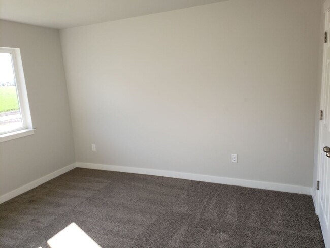 Building Photo - Beautiful 4-Bedroom Townhome in Prime Springville Location!