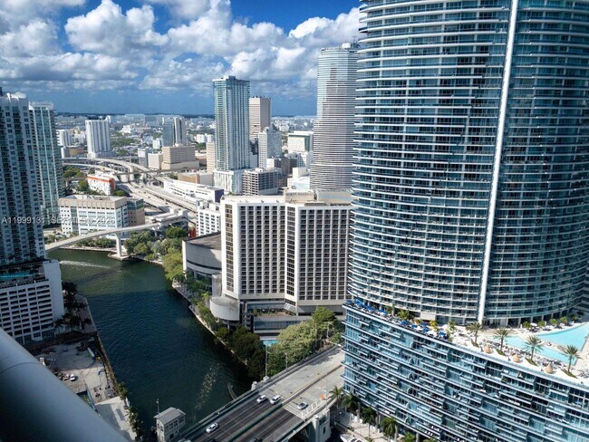 Building Photo - 475 Brickell Ave