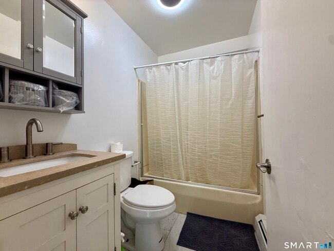 Building Photo - 8 Scott St