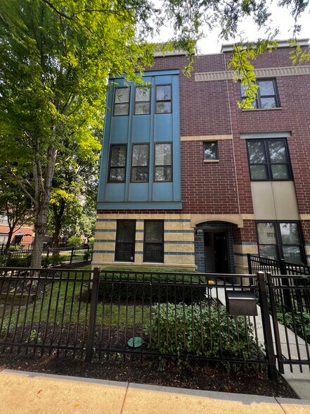 Primary Photo - 1153 N Cambridge Ave