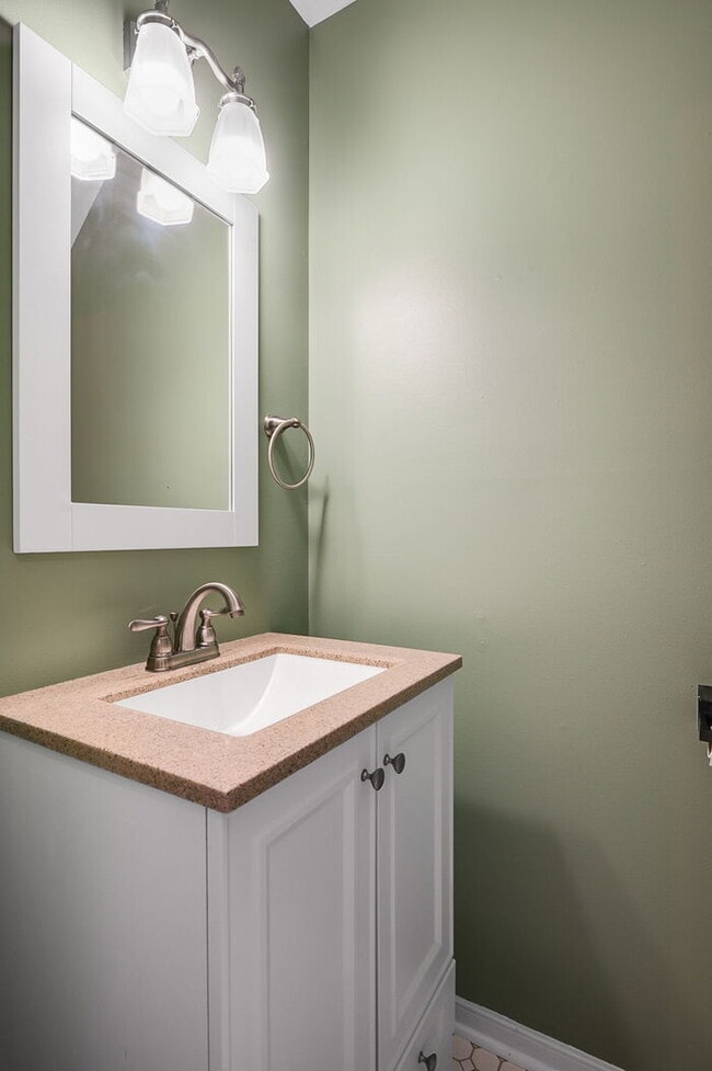 Building Photo - Beautifully Updated Single-Family Home in ...