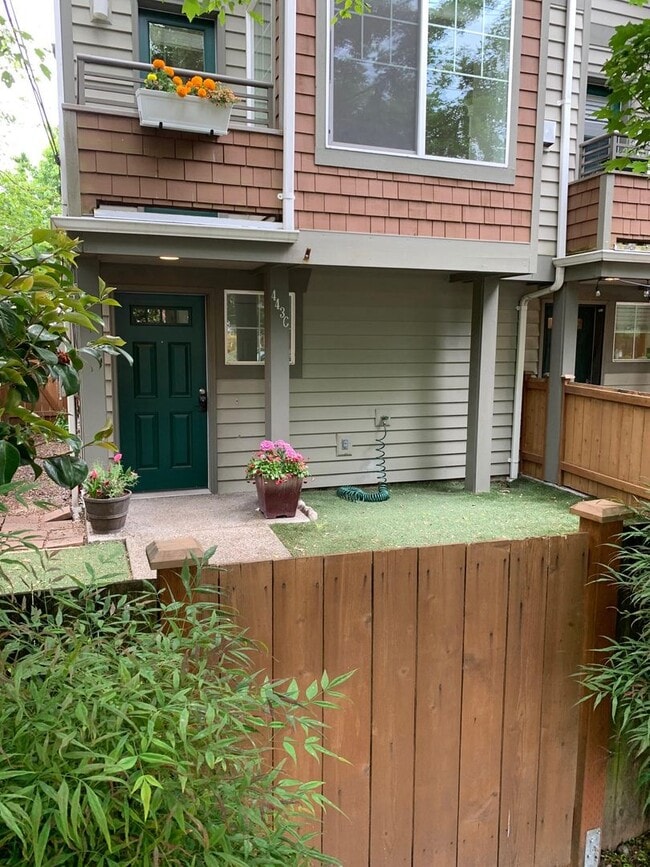 Building Photo - In the heart of Green Lake 3 bed 2.5 bath townhome for rent
