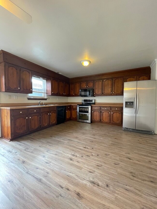 Building Photo - Charming 3-Bedroom, 1.5-Bathroom Townhome ...